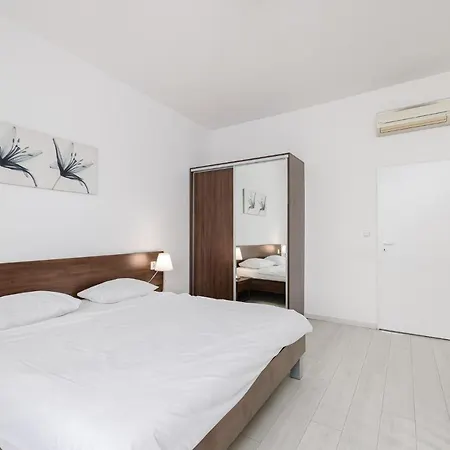 Self Check-in By Amber Apartment Pressburg