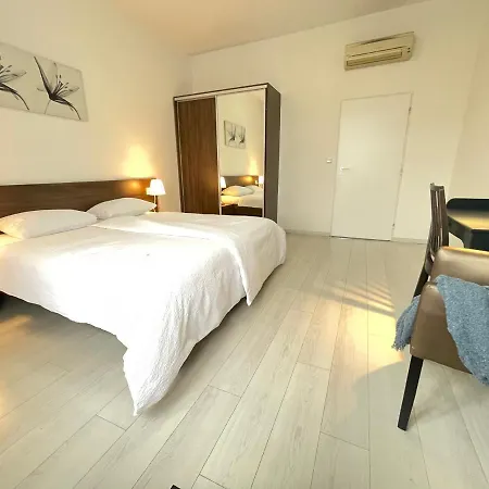 Self Check-in By Amber Lejlighed *